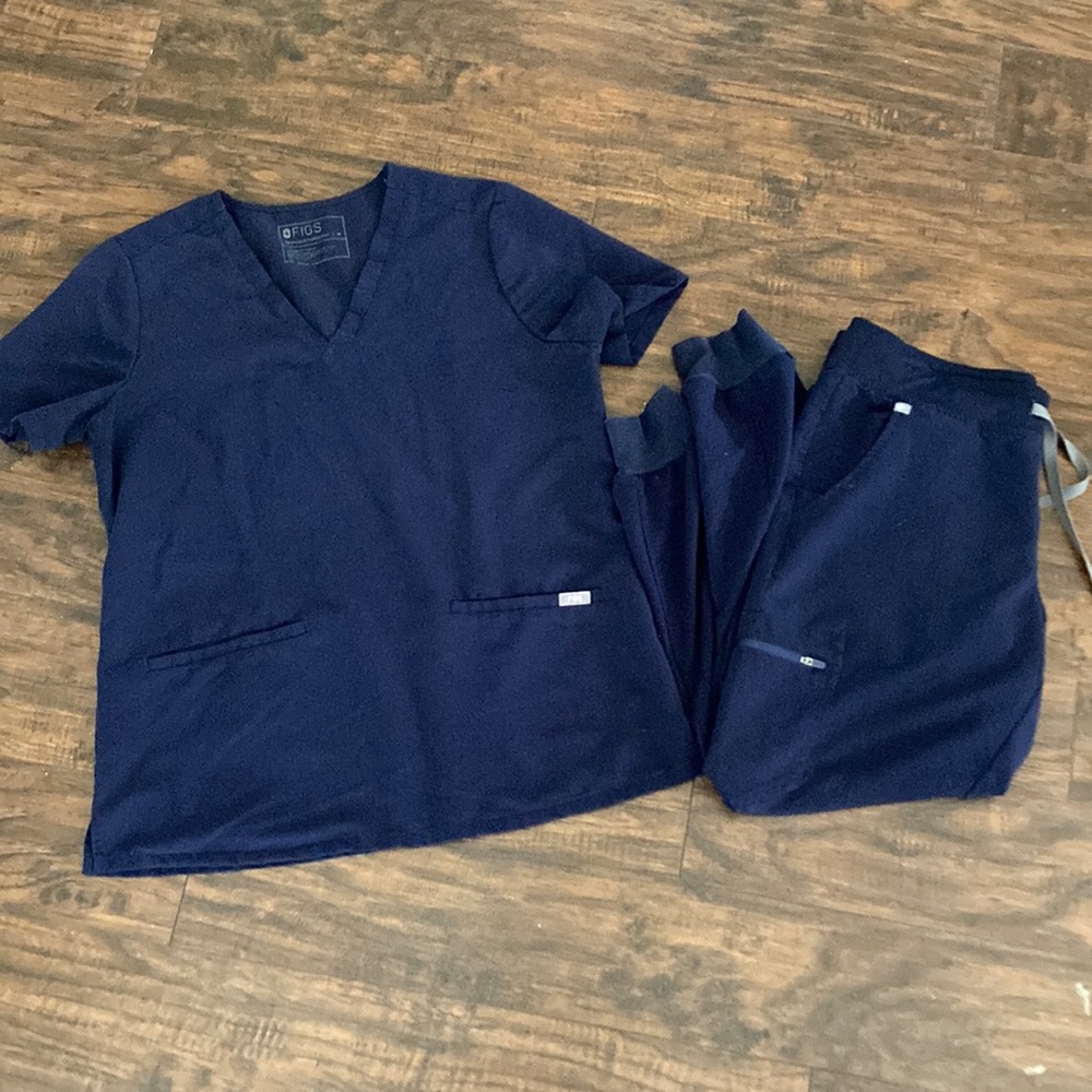 Figs Navy Set- Zamora Joggers (medium petite), Casma 3 pocket scrub top (medium)